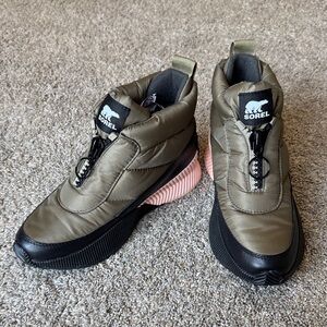 Sorel Women's Out 'N About III Puffy Zip boots size 6 green